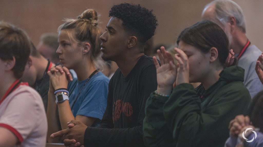 teens praying